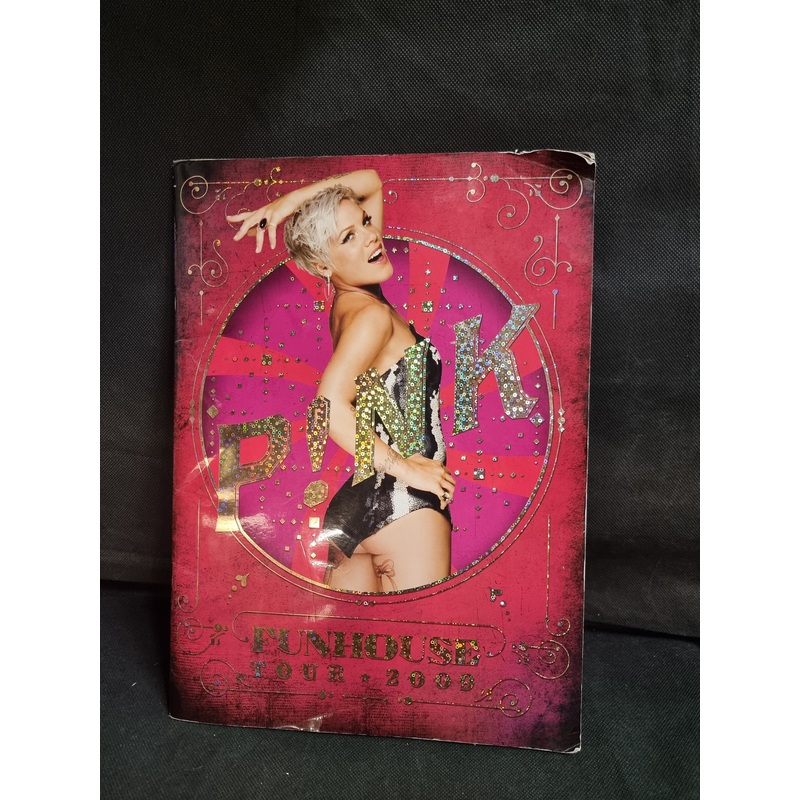 PINK FUNHOUSE TOUR CONCERT BOOK 2009