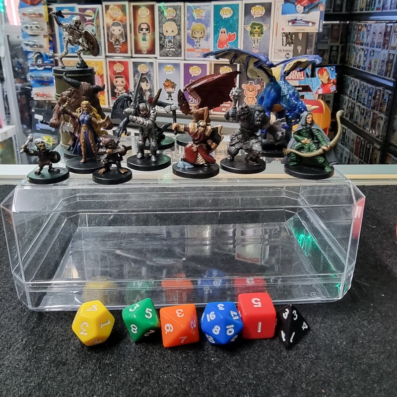 DUNGEONS AND DRAGONS MIXED FIGURES AND DICE