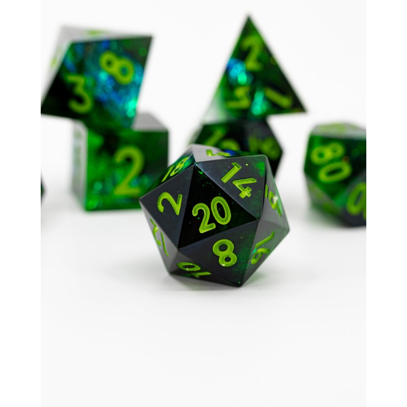 Queen Salienta | 7 Piece Sharp Edge Resin Dice Set